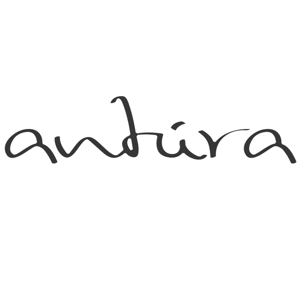 Antúra è una giovane realtà aziendale che pensa, crea, studia e realizza gioielli di design.
Nasce 10 anni fa in Sicilia e dalla Sicilia prende colori, luce e soprattutto il nome, dal latino Ante Horam, nel tempo trasformatosi in Antúra che significa “poc’anzi”.
